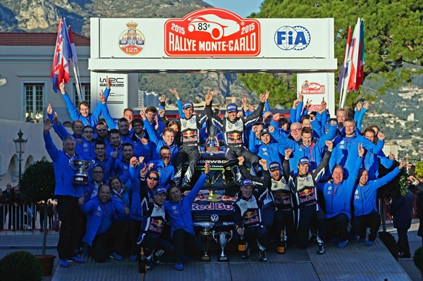 Ogier celebra con todo su equipo la victoria. / Volkswagen Motorsport 