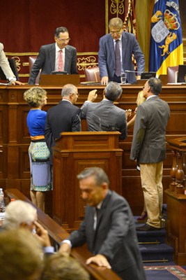 La Mesa del Parlamento consulta con los portavoces. / SERGIO MÉNDEZ