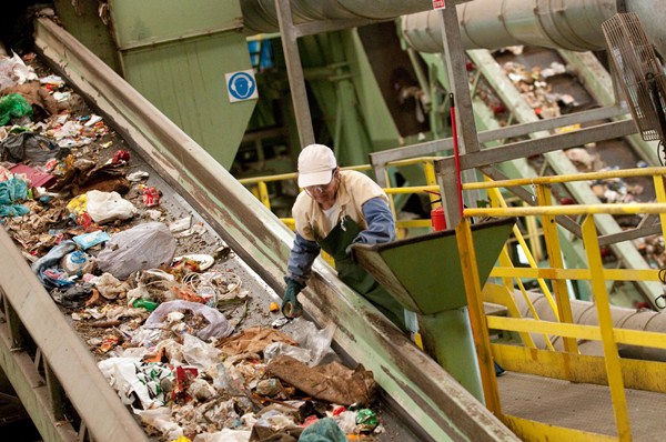 El consejero propone medidas para disminuir la cantidad de residuos que se generen. / F. P.