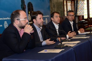 José Antonio Valbuena (i), Carlos Alonso, José Manuel Bermúdez y Dámaso Arteaga, ayer en el Cabildo. / DA