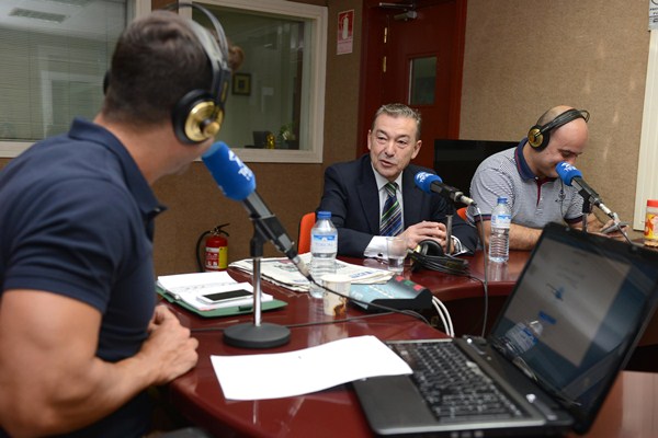 Paulino Rivero, ayer, en Teide Radio, entrevistado en el programa Despierta Tenerife. / SERGIO MÉNDEZ