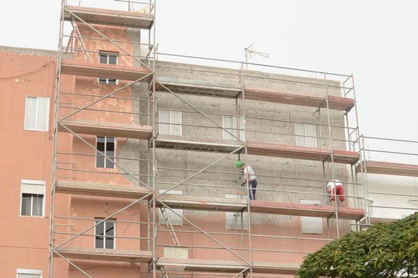Los operarios ya trabajaban ayer en la fachada de las viviendas. | S. M.