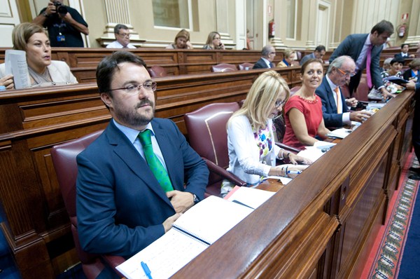 Asier Antona, junto a otros diputados del grupo del que es presidente, el Popular, durante un pleno del Parlamento de Canarias. / FRAN PALLERO