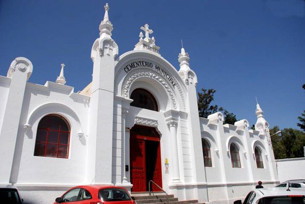 Vista parcial de la fachada del cementerio municipal de Santa Lastenia, en Santa Cruz de Tenerife. / DA