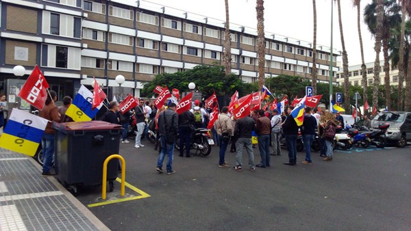Protesta de un sector de CC.OO.-Canarias ante una asamblea convocada por la dirección provisional. / DA