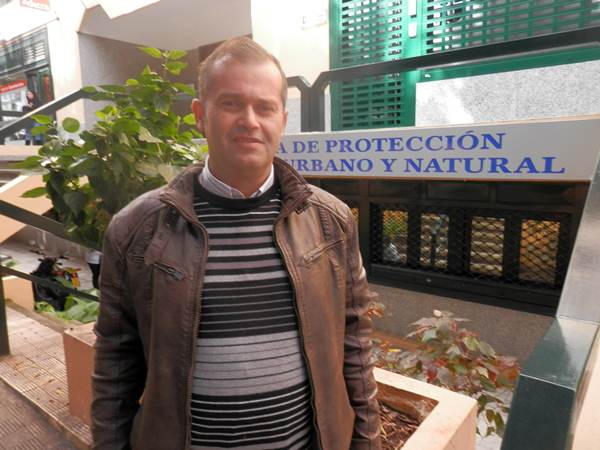 Emiliano Coello, a las puertas de la sede de la Agencia de Protección del Medio Urbano y Natural. | DA