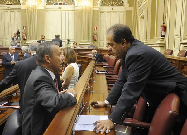 José Luis Perestelo y Paulino Rivero, en el Salón de Plenos del Parlamento. | DA