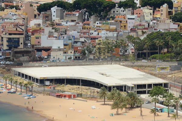 Estado actual del edificio a medio terminar que se alza a la entrada de la playa de Las Teresitas. / S.M.