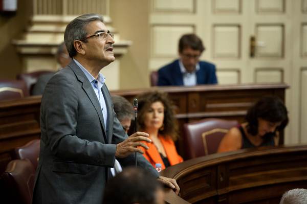 El diputado de NC Román Rodríguez, durante un pleno del Parlamento de Canarias. | FRAN PALLERO