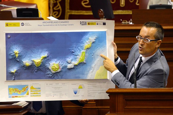 José Miguel Ruano enseña al PP un mapa de Canarias, en un pleno anterior. / SERGIO MÉNDEZ