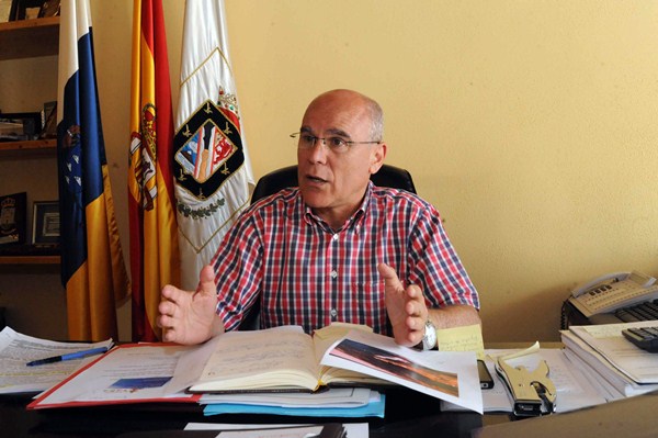 Rafael Yanes, en el despacho del Ayuntamiento cuando era alcalde de Güímar. / DA