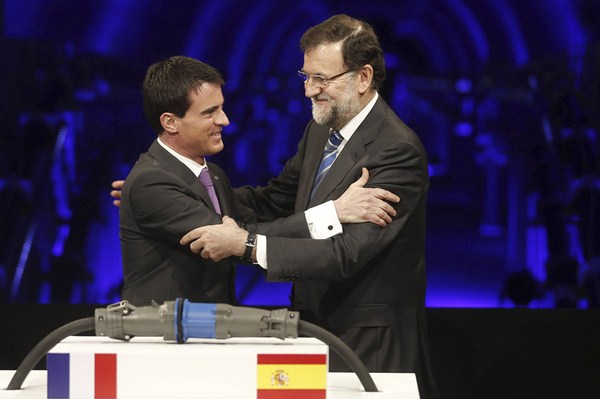Manuel Valls y Mariano Rajoy, ayer en Montesquieu-des-Albères. / REUTERS