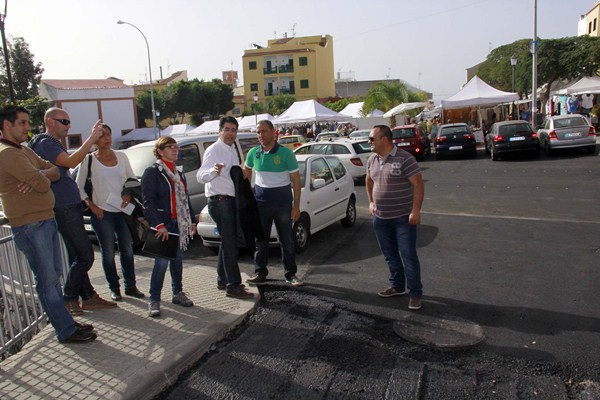 El alcalde del municipio, Pedro Martín, durante la visita a las obras. / DA