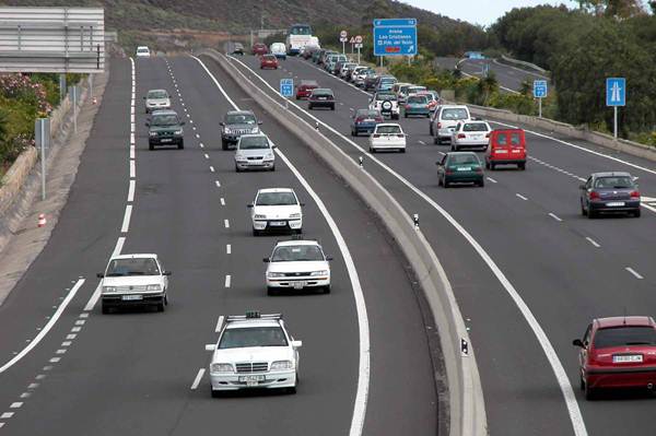 Algunos sectores de la autopista sureña soportan una media de casi 100.000 vehículos diarios. | DA