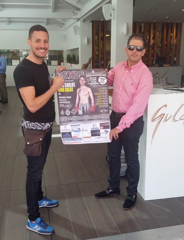 Juan Carlos López Daluz e Ismael Abassi posan con el cartel de la velada en el restaurante Gula. / DA