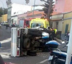Un herido al volcar una furgoneta en Puerto de la Cruz