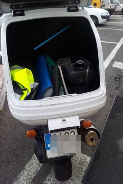 Según el SI, un agente se negó a conducir una moto con el depósito de combustible ubicado en el maletero trasero. / DA
