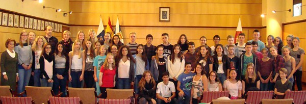 Los alumnos del instituto alemán, durante su visita al Ayuntamiento de Candelaria. / DA