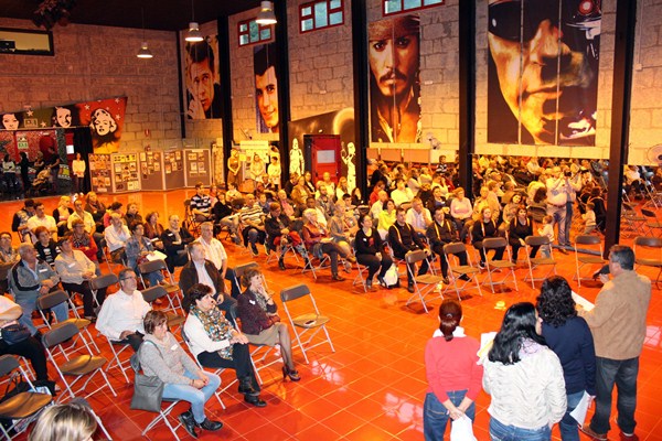 La reunión de los miembros de las mesas comunitarias tuvo lugar en el Cine Viejo de Candelaria. / DA