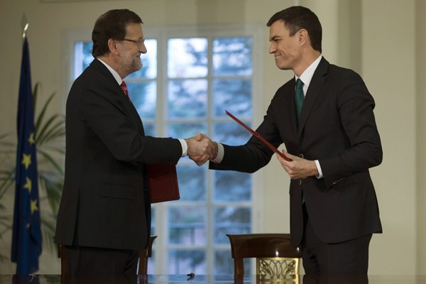 Mariano Rajoy y Pedro Sánchez inspiran "poca confianza". / REUTERS