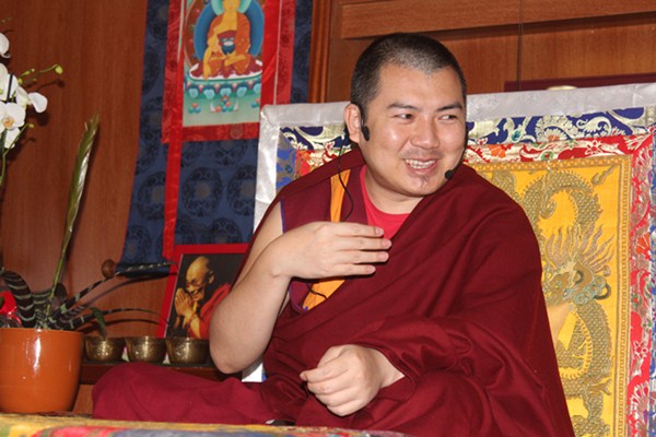 El maestro venerable Tenzin Kyenrab Rinpoche, en una de sus enseñanzas en el centro Ghe Pel Ling, en Adeje. / DA