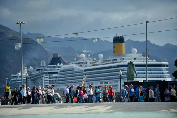 El número de cruceristas que visitó Santa Cruz el año pasado superó el medio millón, lo que supuso el 3% más que el año anterior. / FRAN PALLERO