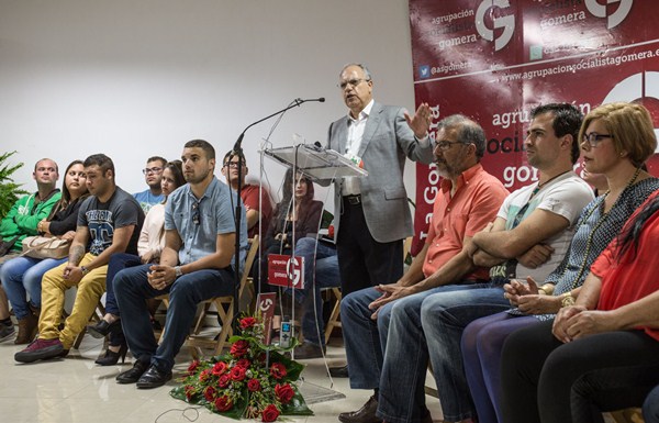 Curbelo, rodeado de miembros de su nuevo partido, ayer, en la sede de Agrupación Socialista Gomera. / DA