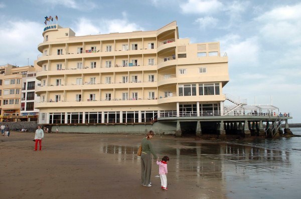 El hotel Médano fue construido en 1963. / DA