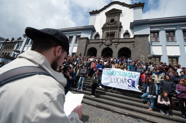 Un alumno lee un manifiesto frente a sus compañeros que ayer se concentraron por fuera de la sede central de la institución académica. / FRAN PALLERO