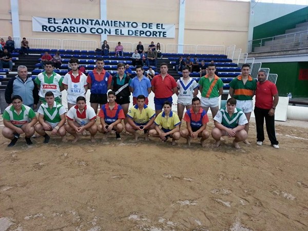 Una imagen de la convocatoria de luchadores infantiles y cadetes de Tenerife celebrada ayer. / DA