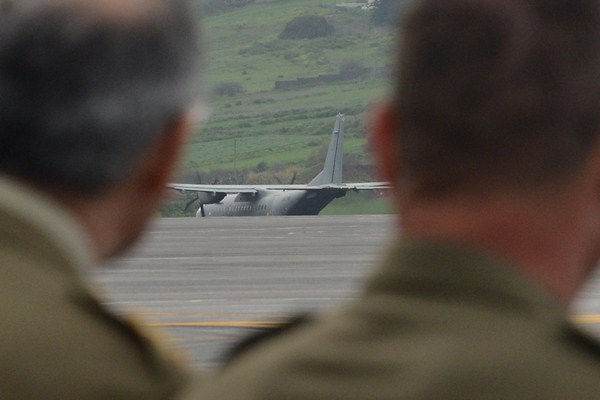Dos militares observan el despegue del avión que transportó ayer a los soldados rumbo a Malí. / SERGIO MÉNDEZ