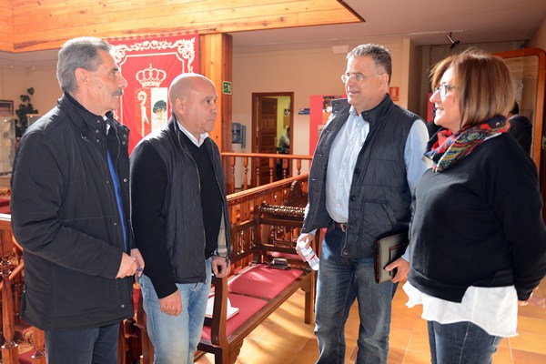 Cuatro de los cinco concejales que abandonaron Coalición Canaria, tras el pleno de ayer. / SERGIO MÉNDEZ