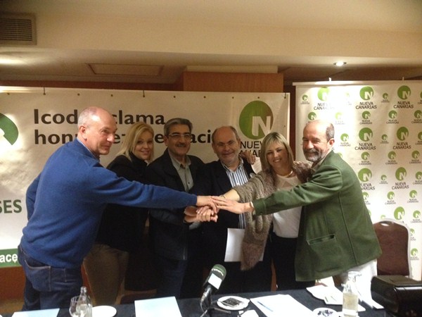 Marco González presentó el sábado a las personas que lo acompañarán en la lista, mientras que Somos Icodenses y Nueva Canarias firmaron ayer un acuerdo de colaboración. / DA