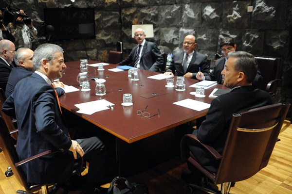 Imagen de la reunión de la pasada semana entre los empresarios y el presidente del Gobierno canario. / DA