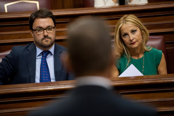 Antona y Navarro (PP) atienden a Rivero en el Parlamento.  / FRAN PALLERO