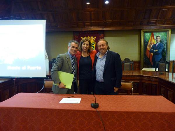 Sandra Rodríguez, junto a Juan Carlos Marrero (izq.) y Sebastián Ledesma (der.), tras la rueda de prensa. | DA