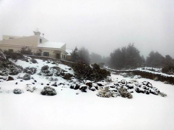 La primavera cubrió el Teide de nieve. | Teleférico