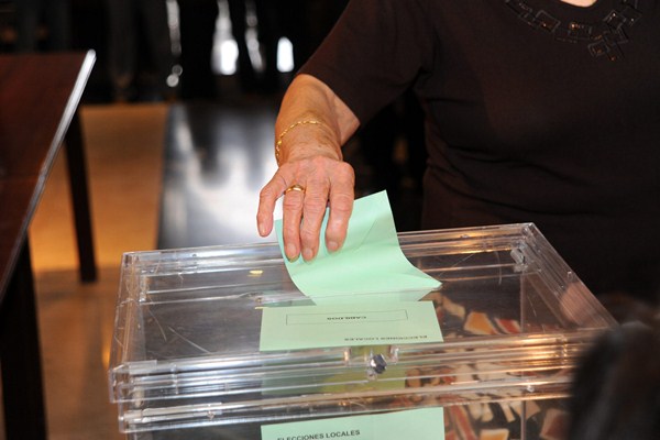 Una ciudadana ejerce su derecho al voto en las elecciones locales y autonómicas de 2011. / DA