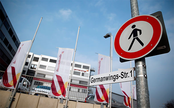 Banderas ondean a media asta en la sede central de Germanwings. / REUTERS