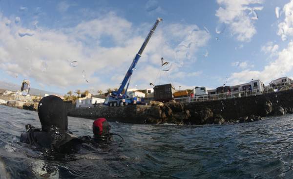 El primer módulo de almacenamiento se introdujo en el mar el pasado sábado cerca del muelle del Porís de Abona. | DA