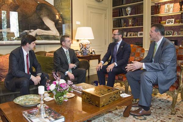 FOTO DE ARCHIVO: Imagen de la reunión que mantuvo el embajador de Estados Unidos con Paulino Rivero y Javier González Ortiz en el mes de marzo de este año. | DA