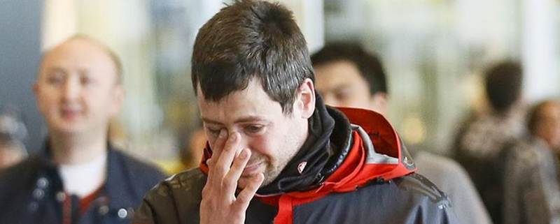 Un familiar de un fallecido en el aeropuerto de El Prat. | REUTERS