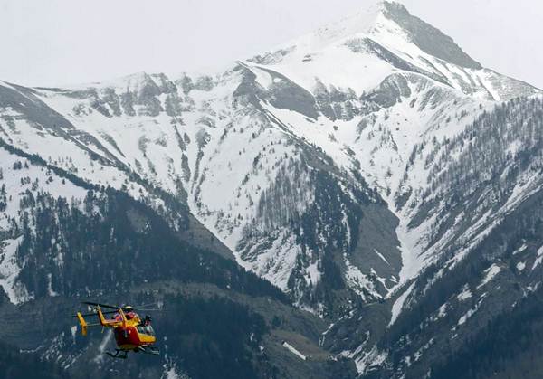 Helicóptero en la zona del siniestro. / REUTERS