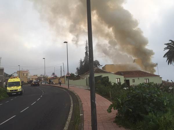 Imagen del incendio en la casa terrera situada en El Boquerón. | DA