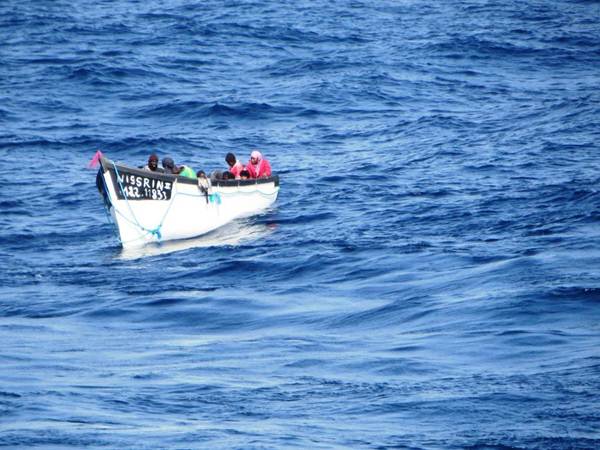 Imagen de la patera localizada a 175 millas de Gran Canaria, captada desde el buque que la avistó. | SALVAMENTO