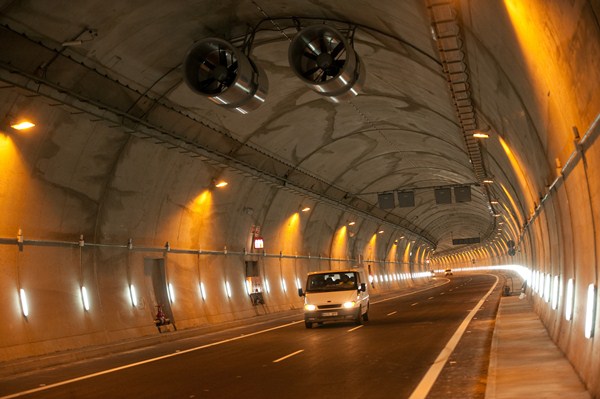 El túnel del Bicho ha sido el verdadero quebradero de cabeza de la obra; un error informático no permitió ayer abrirlo a los conductores. / F. PALLERO