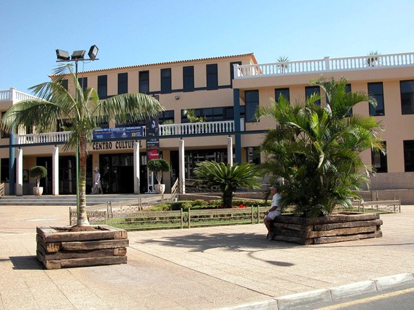 El Mercado de Artesanía se instalará en el exterior del centro cultural de Los Cristianos. / DA