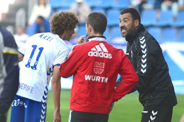 El entrenador insular da instrucciones a Maxi durante el partido frente al Real Zaragoza. | SERGIO MÉNDEZ