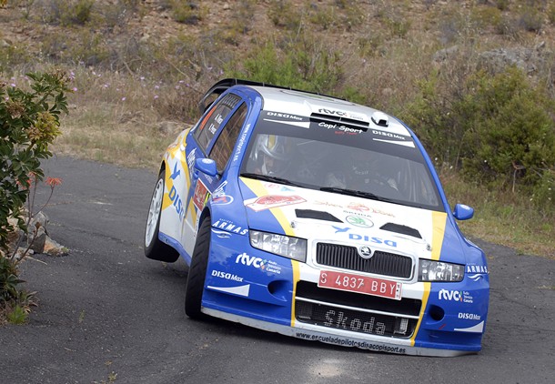Alfonso Viera y Víctor Pérez (SKODA Fabia WRC) durante una pasada por el tramo de Adeje. | DA