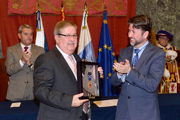 Carlos Alonso entregó la distinción al presidente de la Asociación de Alfombristas de La Orotava. | S. MÉNDEZ